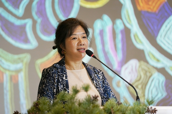 贵阳苗疆故事民族服饰博物馆创始人、馆长,苗疆故事品牌创始人曾丽主题发言