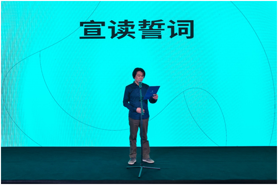 (图注:图为答辩委员会代表张同教授宣誓)