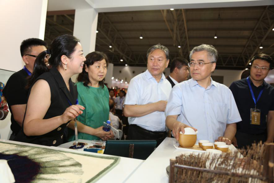 文化和旅游部副部长项兆伦(右二)、北京市文化局党组书记、局长陈冬(右三)莅临首创置业展区