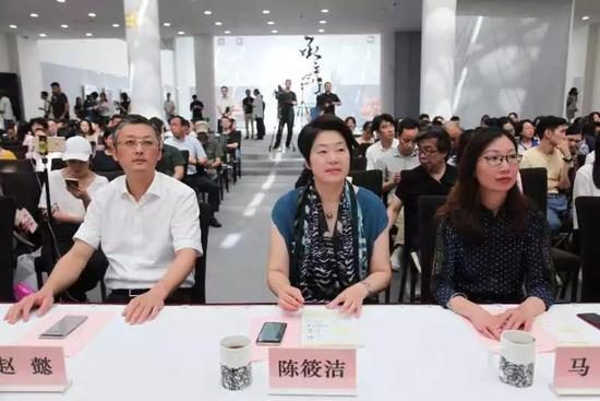 中共宝山区委常委、宣传部部长赵懿、宝山区副区长陈骁洁、策展人马琳在展览开幕现场