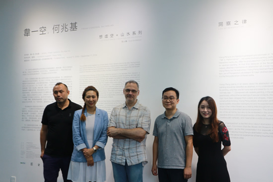 左起:华侨城盒子美术馆执行馆长刘可,Lucie Chang Fine Arts 艺术总监常越,艺术家韦一空,美术馆策展人冀然