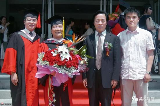 2006年，文化部副部长兼中国艺术研究院院长王文章（右二）与博士生导师陈醉（右三）在毕业典礼上与学生合影。