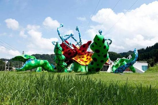 草间弥生作品《花开妻有》,图片来源:越后妻有大地艺术节