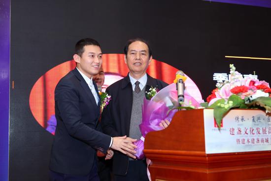 季晓南 国家大型企业监事会原主席 、 中央第九巡视组副组长(右)