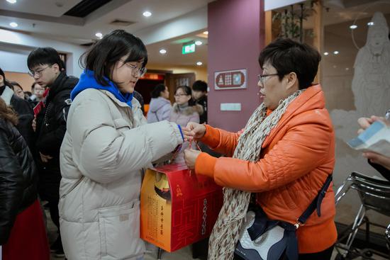 活动结束后，上海玉佛禅寺还为受助学生准备了新年素食大礼包