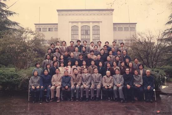 1984年江苏省美术馆全馆工作人员合影