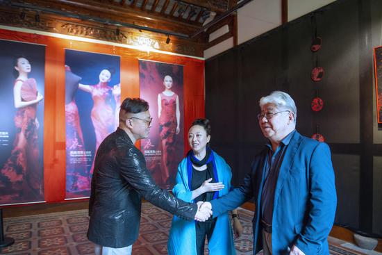 展览现场:孙心华总顾问与从杭州赶来的学术主持潘嘉来先生握手言艺术,作为杭州文艺评价协会副主席的潘嘉来称“徐南歌子的出现是一个巨大的惊喜” (摄影黄少敏)