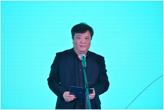 (图注:图为上海美术学院导师代表李超教授宣誓)
