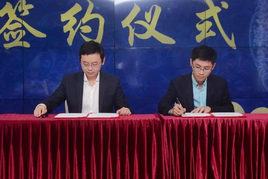 掌柜文化金服负责人塞夫（左）与 　　深圳318艺术网总经理梁锦坚先生（右）现场进行合作签约