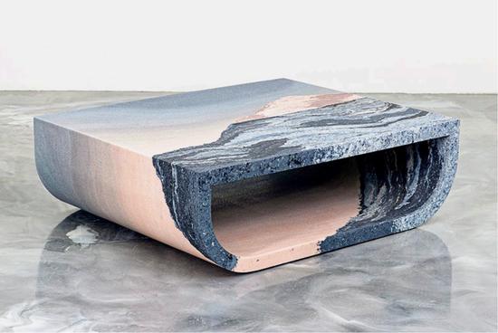 FERNANDO MASTRANGELO,Swiss Alps 茶几 Swiss Alps Coffee Table, 玻璃粉末、二氧化硅及细沙 Powdered glass, silica and sand, 40.64 x 132.08 x 106.68cm, 2020,图片致谢艺术家与Objective