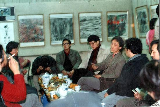 　　1988年，中国美术馆“杭法基现代水墨、拼贴画展 ”学术座谈会现场，与会者有批评家朱青生（左4） 刘晓路（左5） 顾丞峰（左6）等。