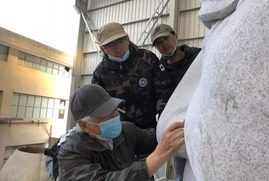 86岁高龄的盛杨教授亲自上工作平台指导雕刻