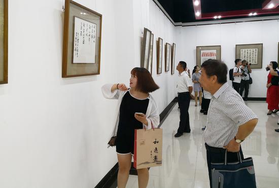 本次展览受到当地书家和观众的热烈欢迎