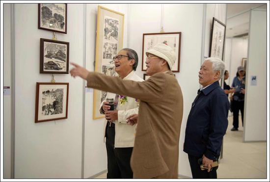 周志高主席、吴少华会长观看展品