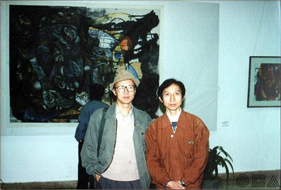 1996年 与批评家郎绍君（左）在中国美术馆展厅合影