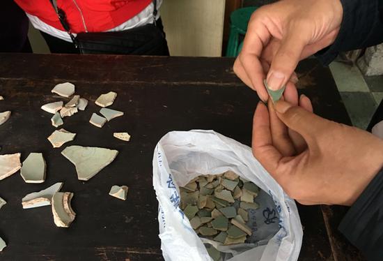 在河南汝州古玩一条街,客人正在挑选挖掘出的瓷片