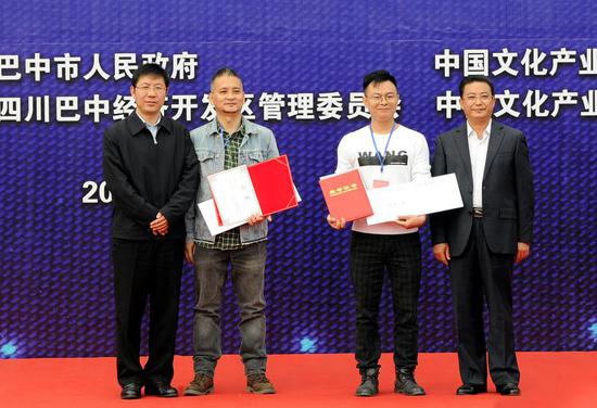 巴中市人大副主任何春（右一）、巴中市副市长张尚华（左一）与获奖者合影