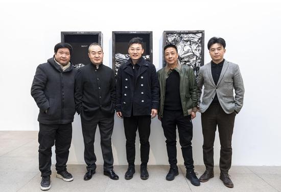 　　从左至右：艺术家刘芯涛、白盒子艺术馆馆长孙永增、批评家段君、收藏家朱向阳、白盒子艺术馆副馆长曹茂超