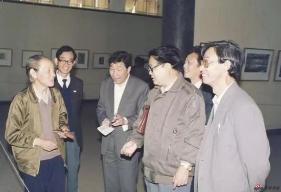 吴俊发先生在江苏省美术馆工作场景