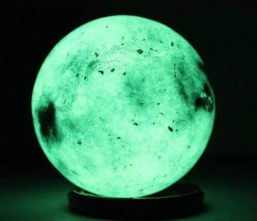 很多人认为，“夜明珠”就是有磷光现象的宝石