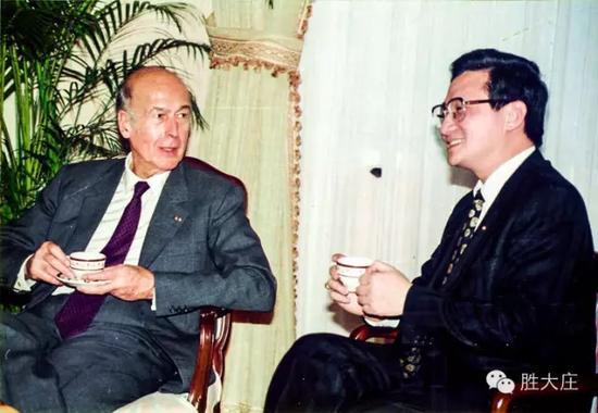法国总统季斯卡.德斯坦与老友李志仁总裁畅谈 东西文化交流与统合