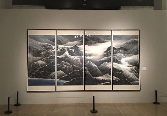 “体用一源”展出的刘国松作品