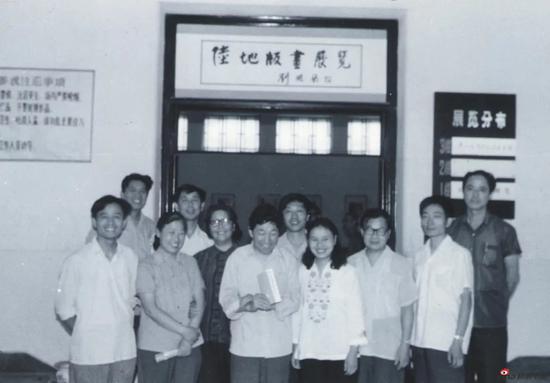 吴俊发先生在江苏省美术馆工作场景