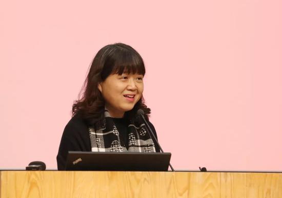 党委宣传部部长、新闻发言人秦建平主持新闻发布会