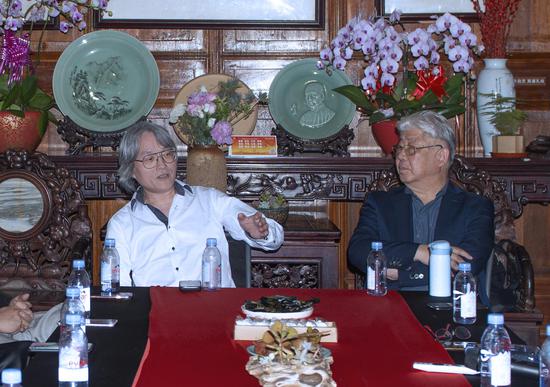 [生命的色彩]由法籍华裔画家冯骁鸣所提， “大多数人画了一辈子都出不来，画靠的还是悟性与思想，南歌子是极有灵性与悟性的，并善于用不同的载体来完美的表达”