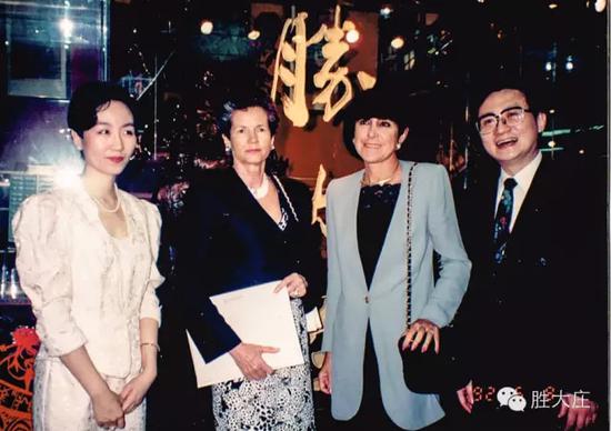 法国前总统 季斯卡.德斯坦 夫人（左2） 与 胜大庄总裁 李志仁伉俪（右1，左1） 摄于 台北 胜大庄美术馆