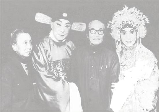 关良、顾卓英夫妇与戏剧大师俞振飞（左二）、童芷苓（右一）合影（20世纪70年代）