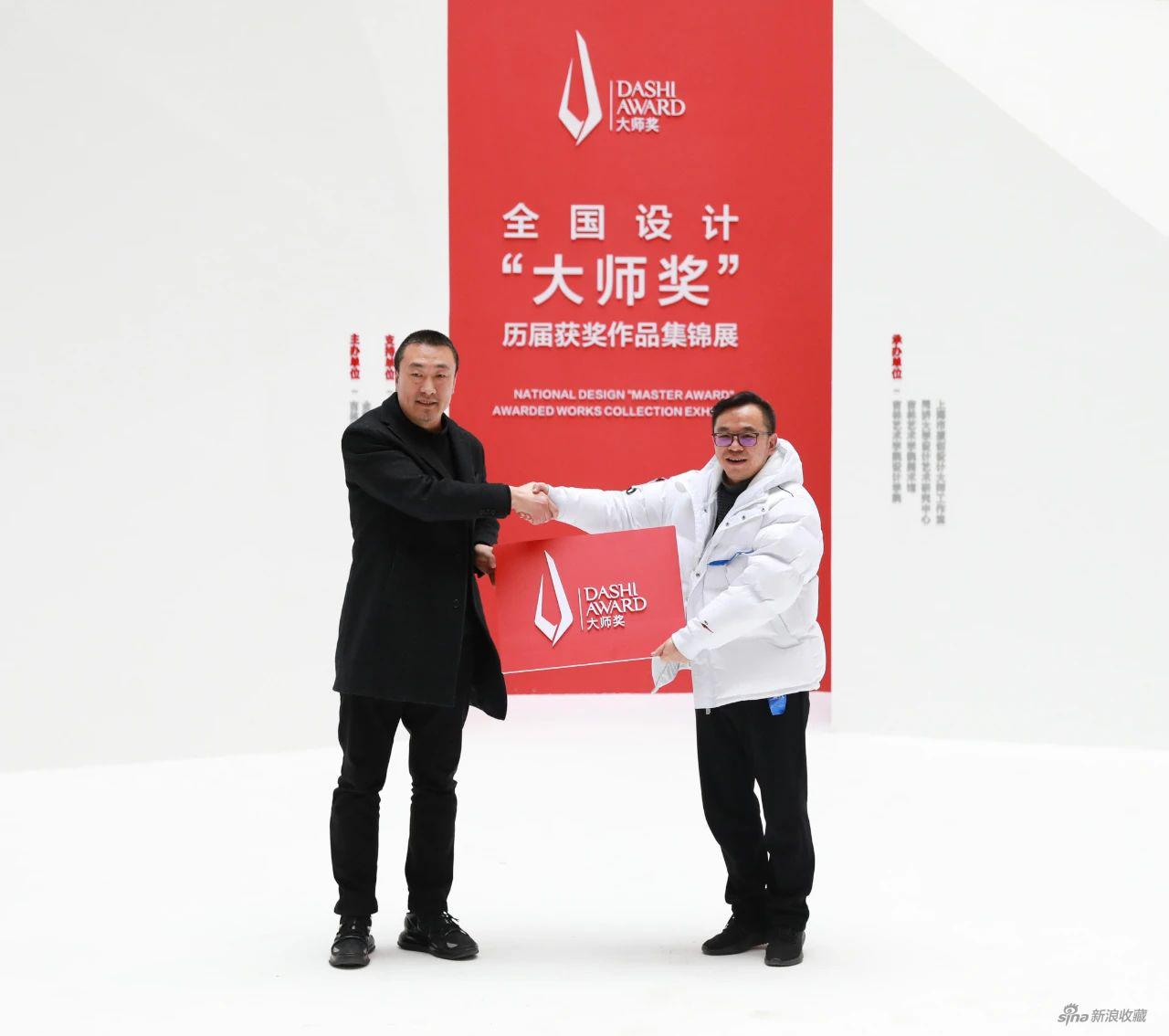 吉林艺术学院设计学院金巍院长向云南艺术学院设计学院万凡副院长授牌