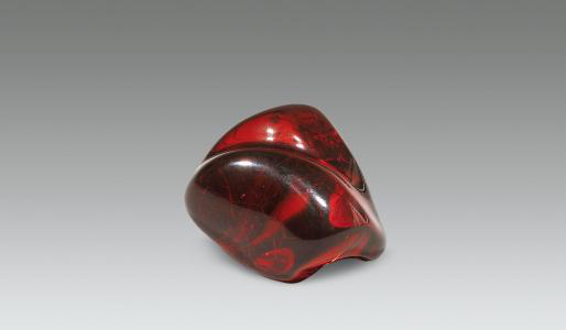 血珀：棕红至红色透明的琥珀。