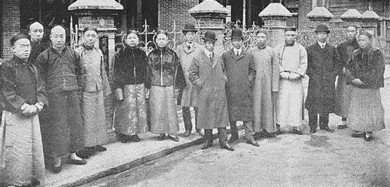 国学保存会藏书楼合影(1906年藏书楼开楼时摄,右四为邓实)
