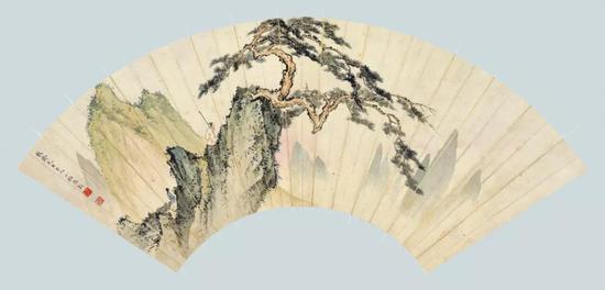 　　Lot 126 　　陈少梅（1909-1954） 松岭策杖 　　扇面镜心 设色纸本 　　题识：馥斋先生正之，少梅陈彰。 　　钤印：陈、少梅 　　尺寸：17×51 cm。 约0.78平尺