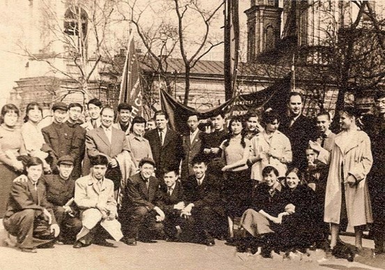 1959年5月,中国留学生与列宾美术学院院长奥列什尼柯夫合影(前排左二为李天祥)