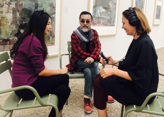 艺术家关玉良(左二)与中方策展人LaLa(左一)接受法国媒体采访