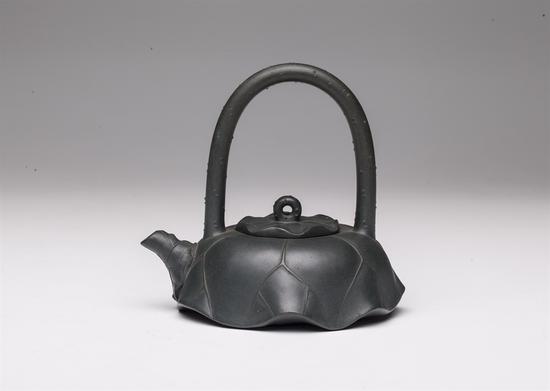 藝術(shù)家蔣藝華作品 荷葉提梁壺 泥料:墨綠泥 年代:1985 容量:150CC 墨綠泥