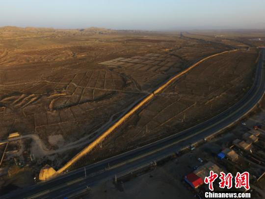 图为空中俯瞰甘肃山丹县境内明长城。　杨艳敏 摄