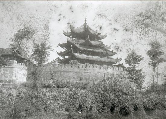奎星阁建在南门城墙上,如文笔高悬,汉州八景之一的“奎楼文笔”即是此处