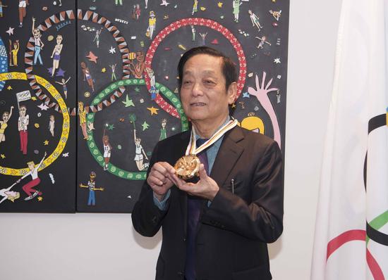 国际奥委会主席托马斯·巴赫给中国艺术家韩美林颁发 “顾拜旦奖” 