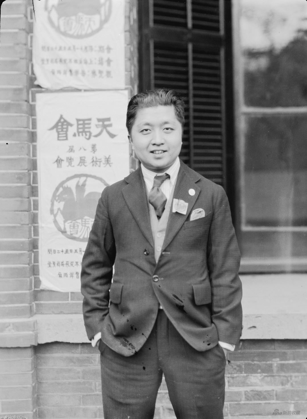 1927年11月，张光宇在上海第八届天马会美术展览会留念