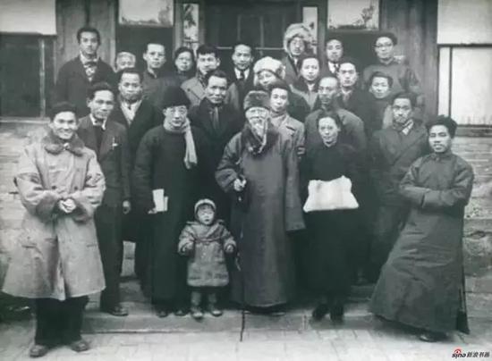 1946年北平美术家协会,右一为戴泽,右三为齐白石,左三为徐悲鸿