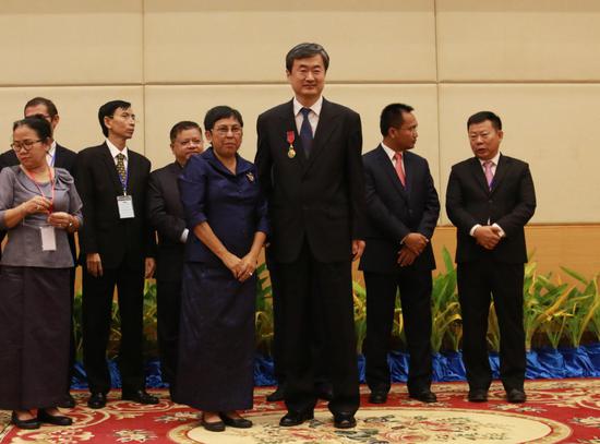 柬埔寨文化艺术大臣彭萨格娜为中国文化遗产研究院顾军颁发柬埔寨王国骑士勋章 国家文物局供图