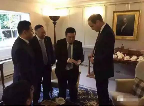 中国玉雕大师 崔磊向英国威廉王子介绍和田玉