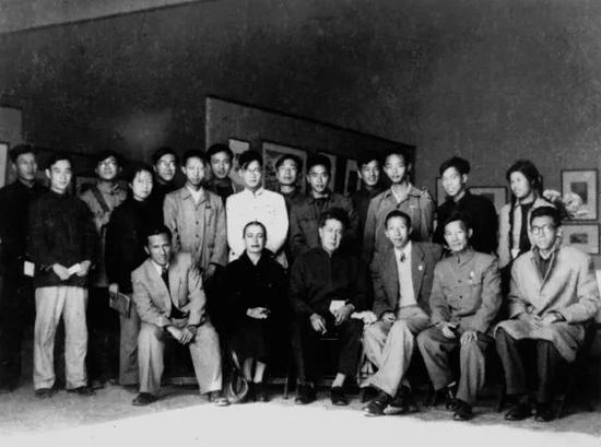 1956年墨西哥壁画家西盖罗斯、西盖罗斯夫人、王琦、李桦在北京第四届铜版画展览会场