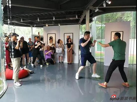 金杜艺术中心执行董事雷熙文先生与画家柴文涛现场拳击互动,阐释运动美学