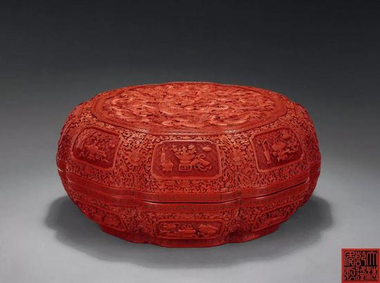 清乾隆 剔红五龙图葵瓣式盒 D:35.5 cm 成交价:RMB 1,380,000