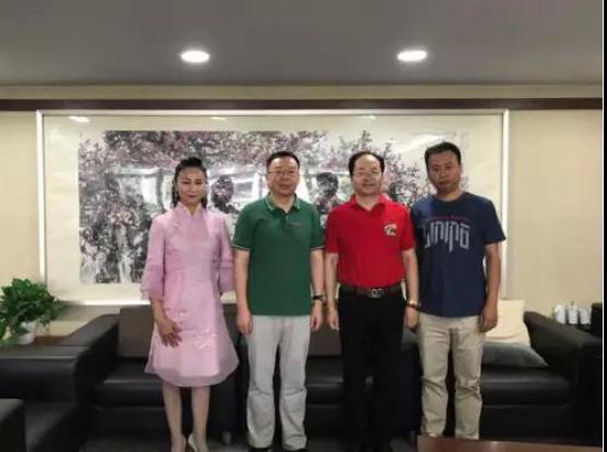深圳文化产权交易所总经理吴程（左二）同来访企业合影
