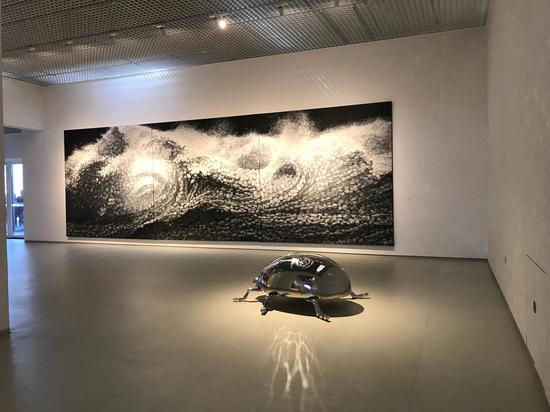 展览现场 《 金涛骇浪》 布面油画 300×900cm 2007年